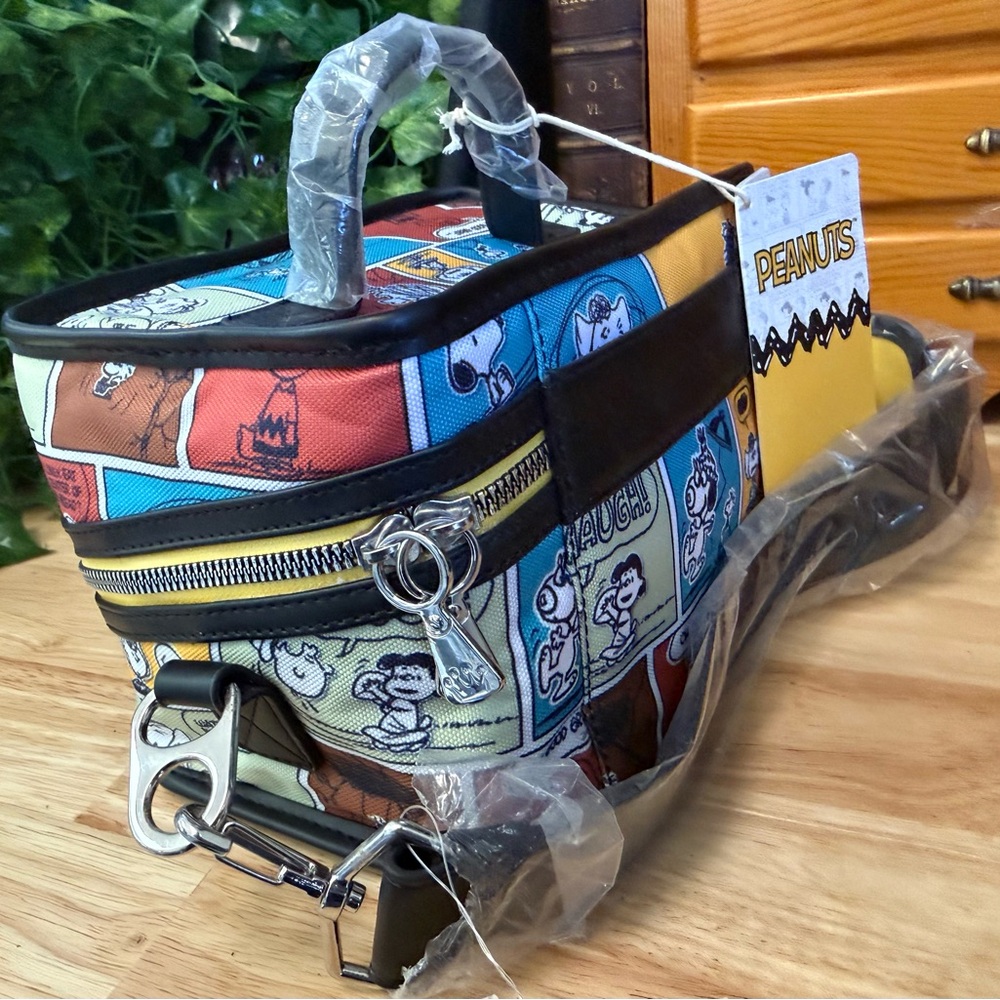 Loungefly Peanuts Snoopy SODA Lunch Bag NWT Comic Print Crossbody Bag Only - Picture 3 of 14